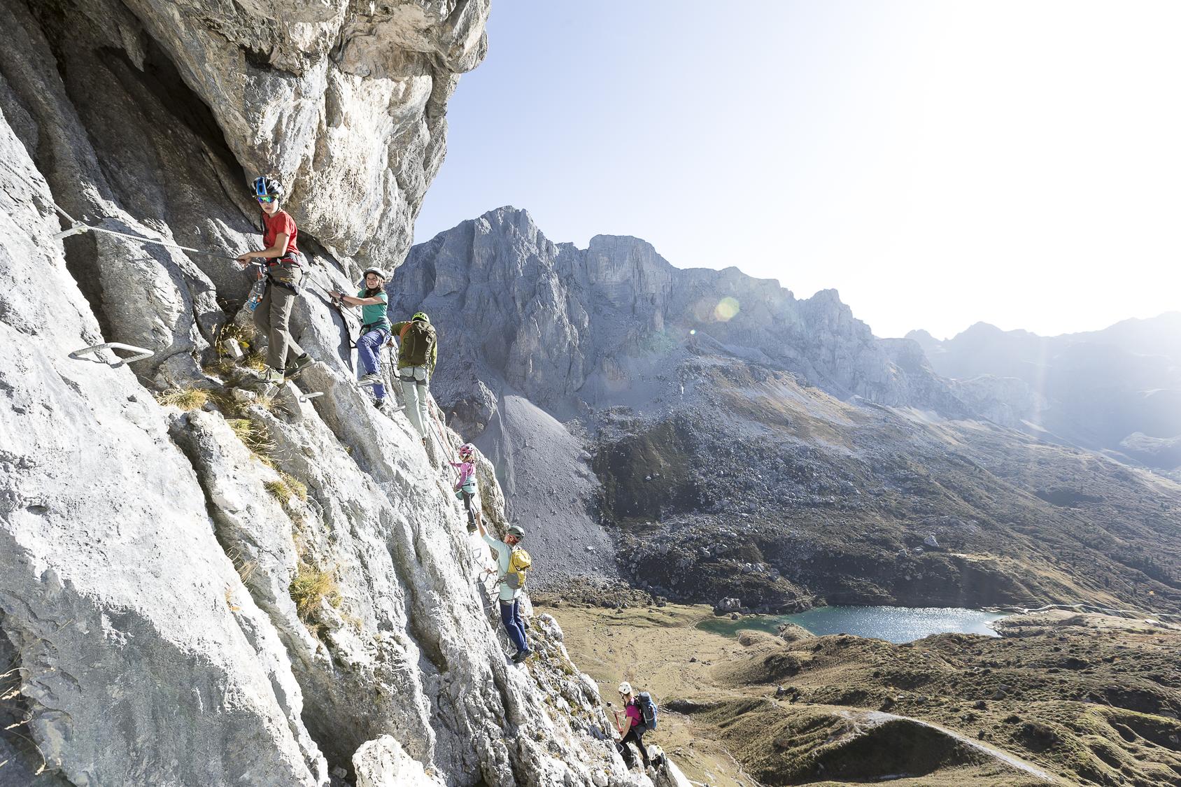 Der "Götterquergang" auf dem Familien-Klettersteig Partnunblick.