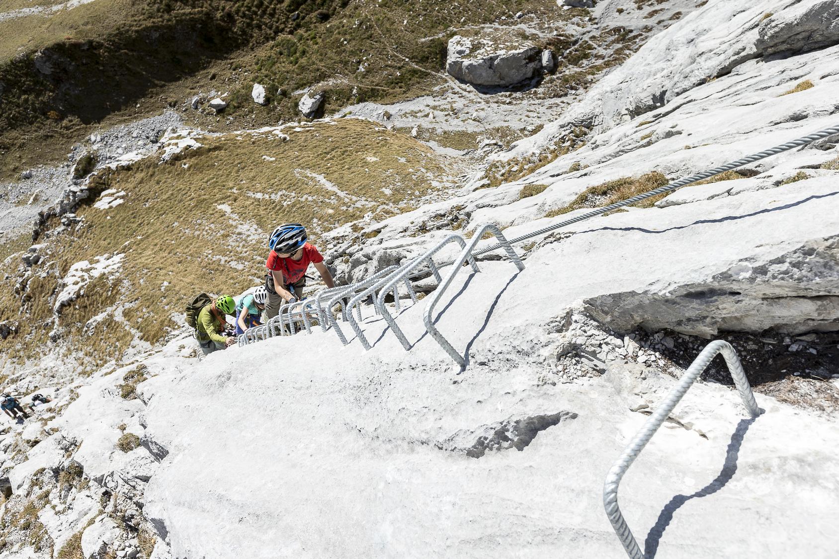 Gut gesichert und mit Tiefblick: Familien-Klettersteig Partnunblick.