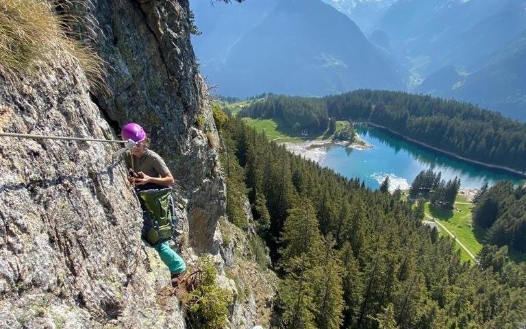 Im Klettersteig Adlerhorst hoch über dem Arnisee