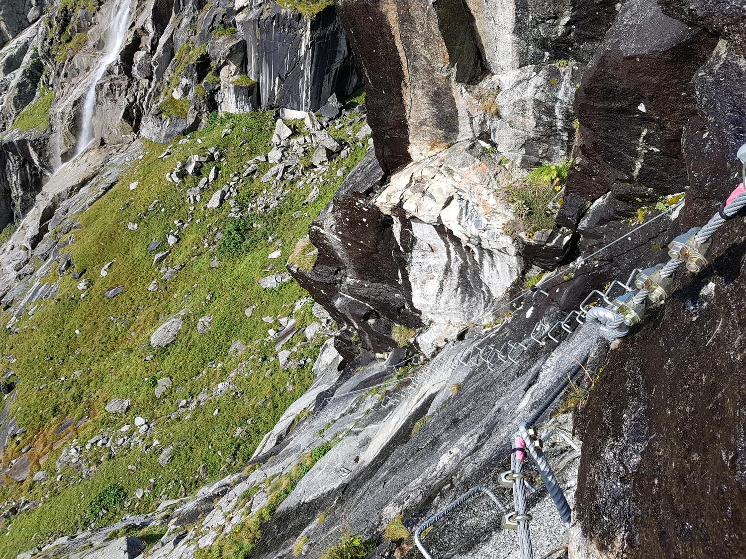 Im Klettersteig Camona da Punteglias, Passage "Dach".