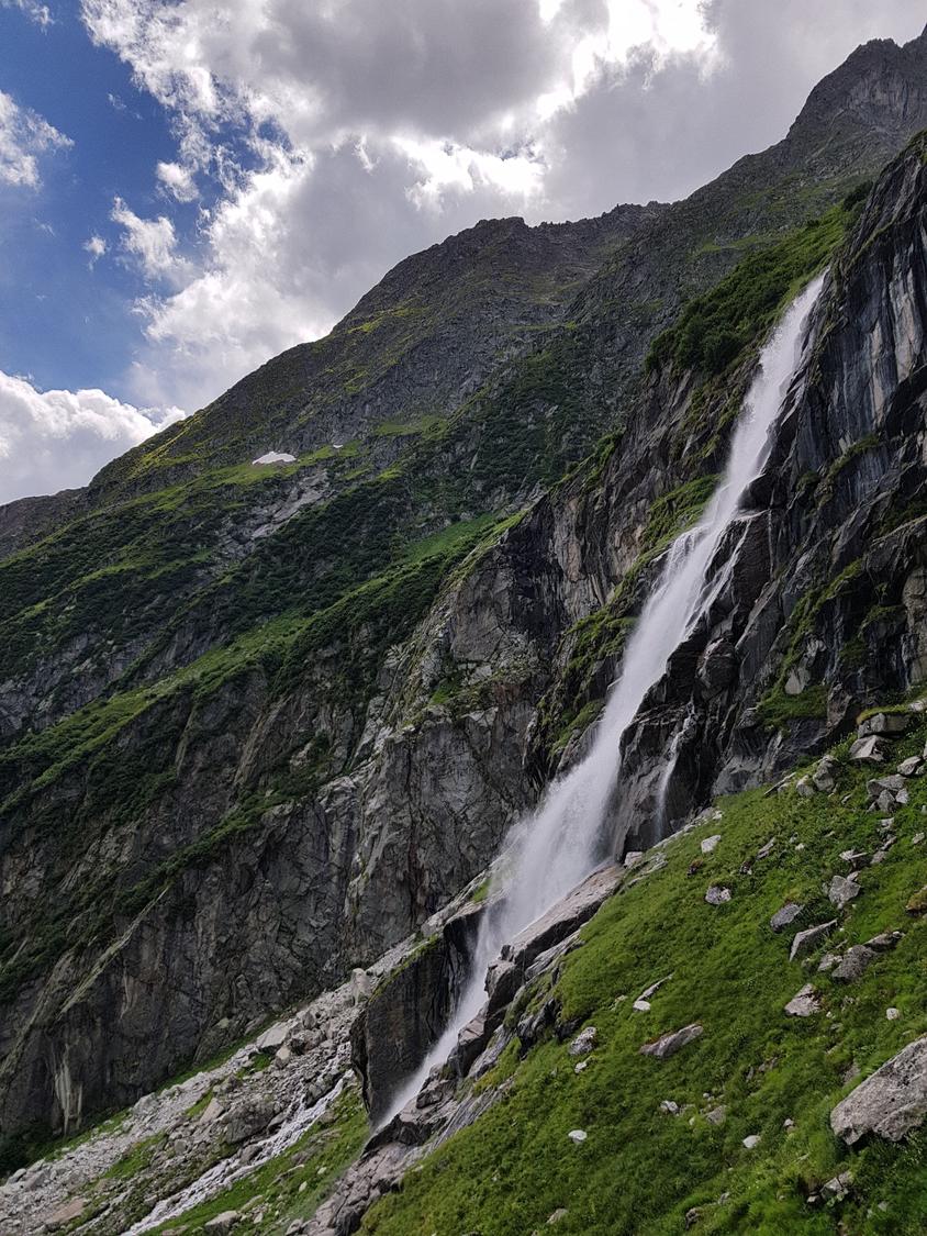 Seitenblick zum Wasserfall.