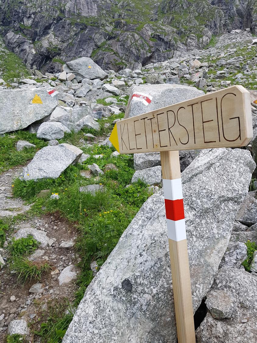 Gut markiert: Die Abzweigung zum Klettersteig.