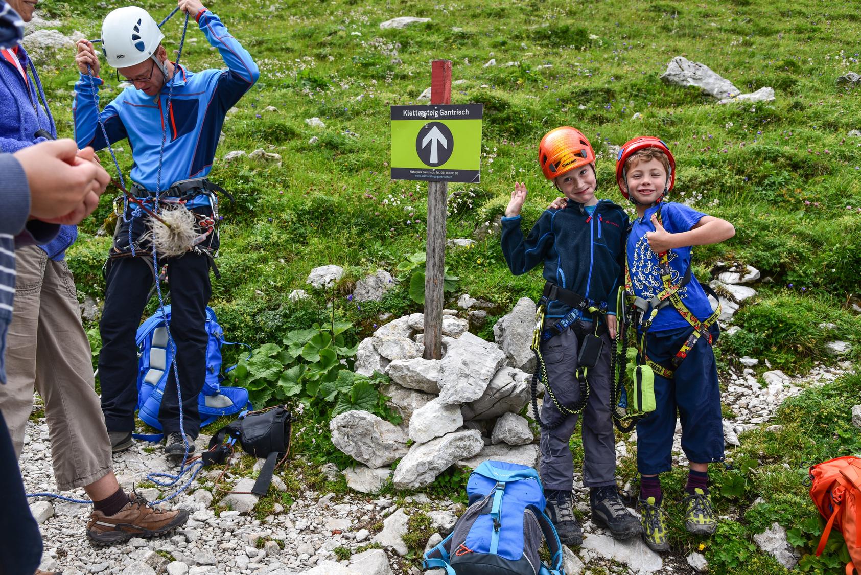 The branch to the via ferrata on the Way to the Leiterepass is not to be overlooked. There is anticipation while the fathers prepare the material.