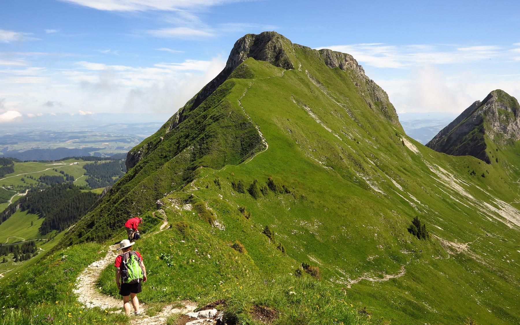 Variant: The southwest ridge of Gantrisch on the descent to Morgetepass. On the right the Leiterepass, over which the somewhat faster descent takes place.