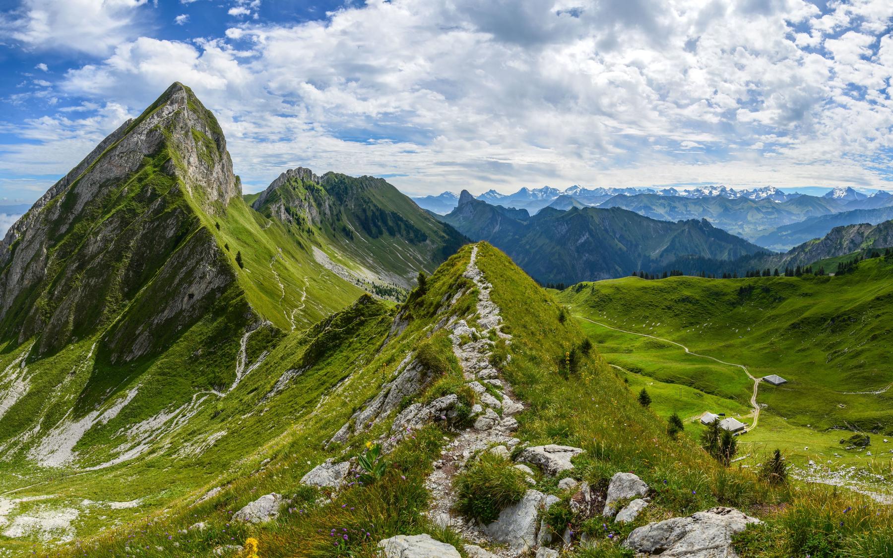 Shortly before the Leiterepass there is a short stretch on a ridge. Above the pass the Nüneneflue rises impressively, behind it the Chrummfadeflue and the peak of Stockhorn above the ridge.