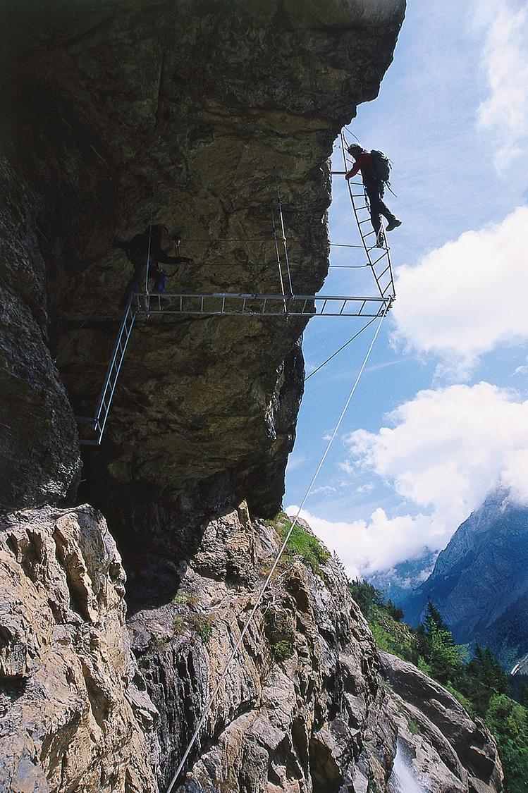 The special twisted ladder, to negotiate the overhang