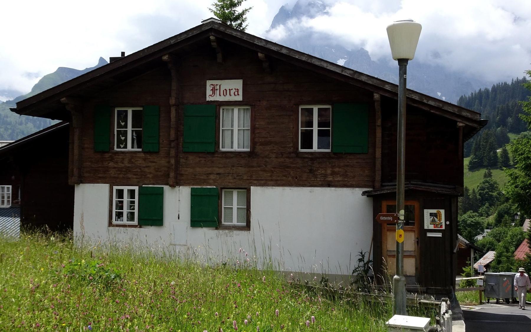 Start, by Chalet Flora: here turn left through the tunnel to reach the ferrata.