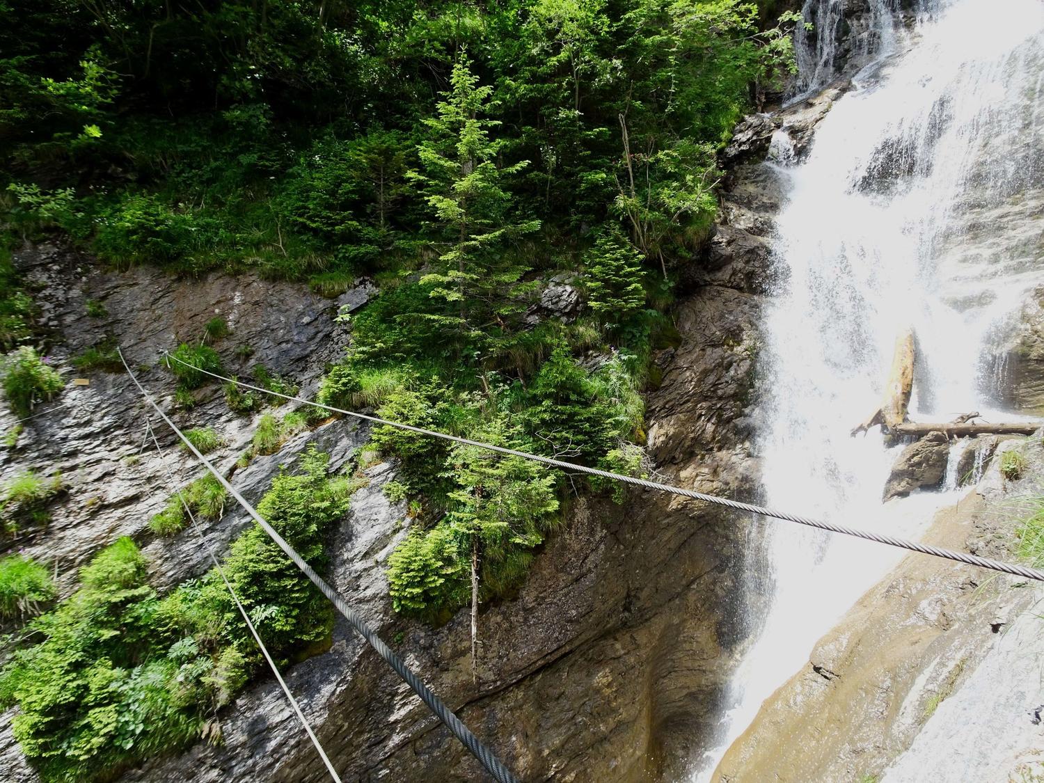 The three-cable bridge over the Mürrenfall.