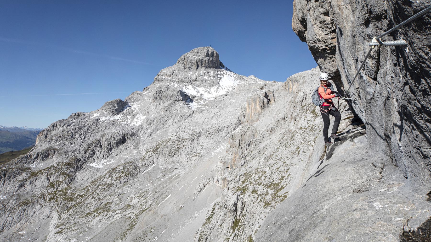 Im grossen Quergang "Himmelswäg" Klettersteig Partnunblick.