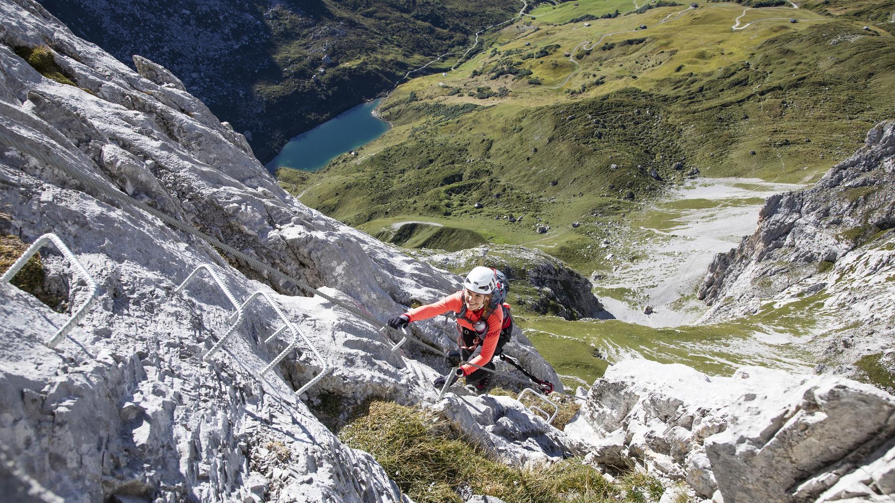 Im Klettersteig Partnunblick, unten der Partnunsee