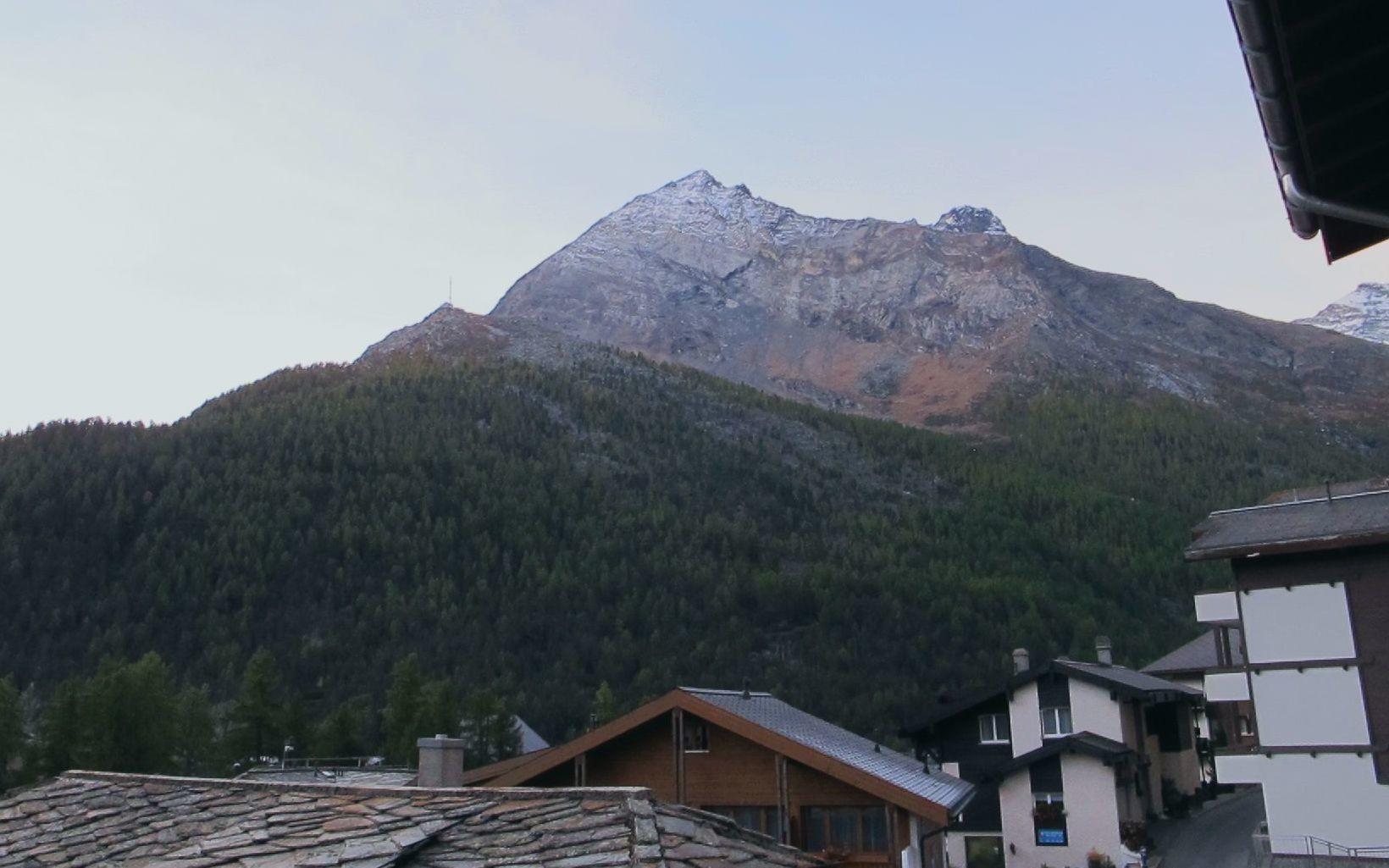 Mittaghorn mit Nordwest-Grat von Saas Fee aus gesehen.