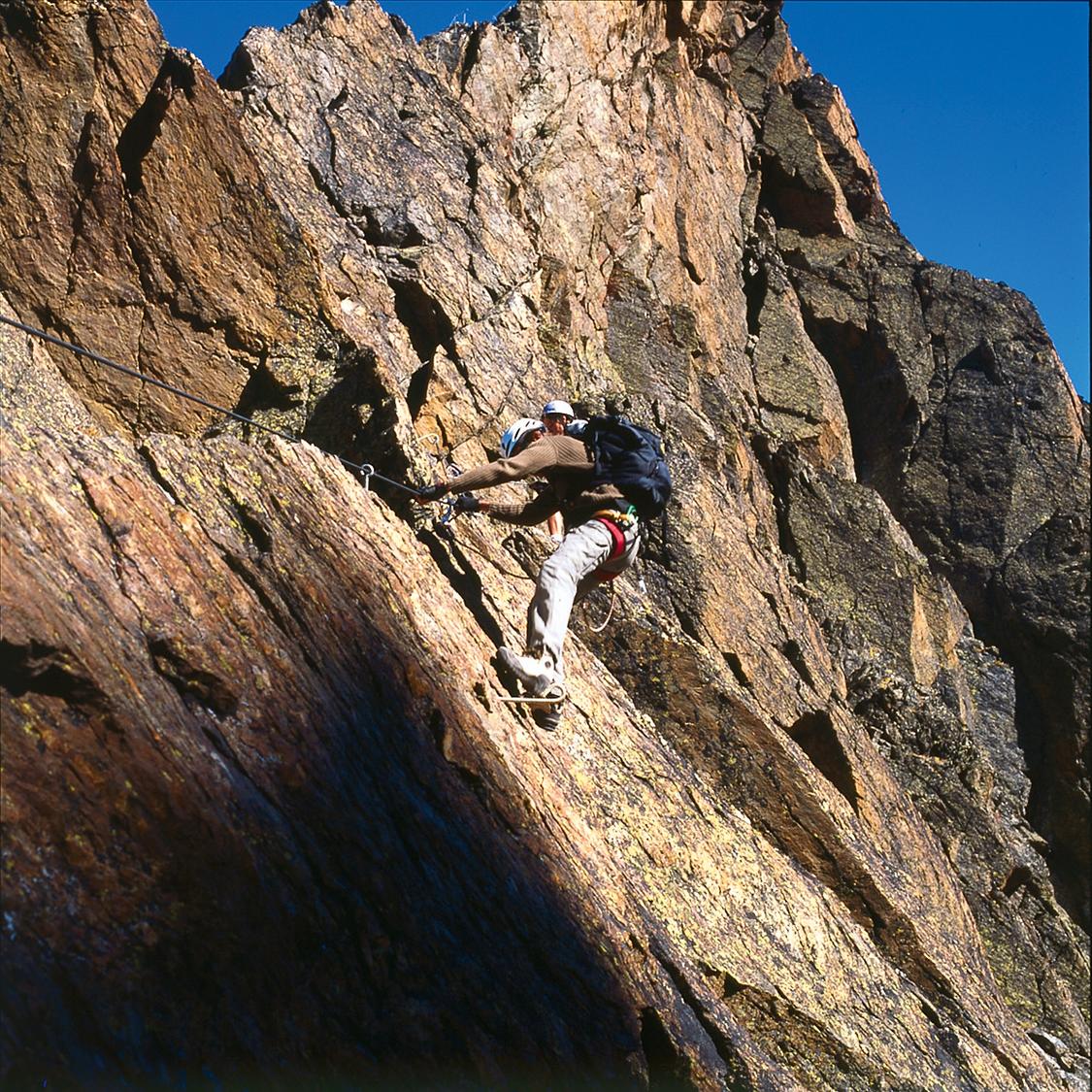 Crossing right alongside the ridge.