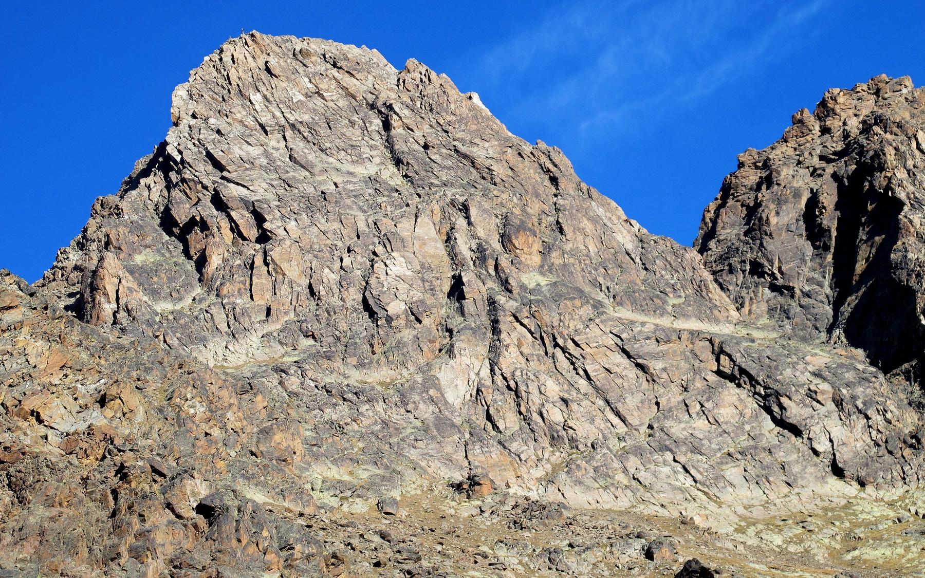 Jegihorn south, some climbing routes through the wall.