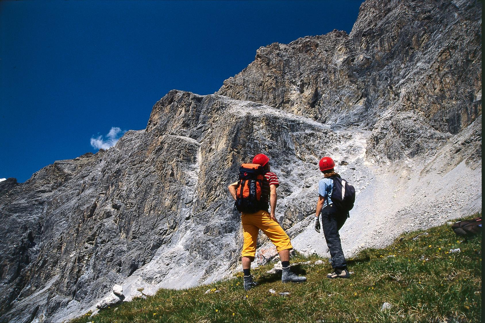 Left: the south west wall of the Piramida, with the Senda verticala. Right: the Senda diagonala.