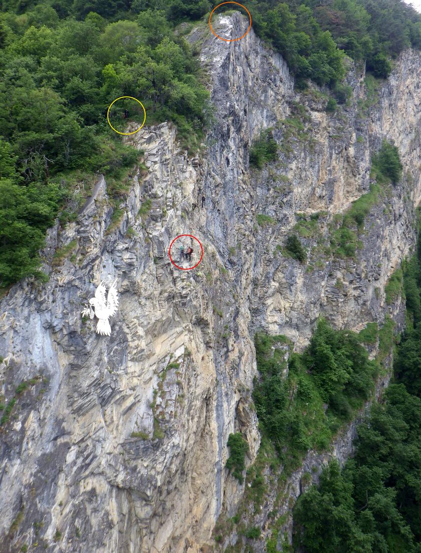 Via Farinetta with the top outs to part 2 (red), part 3 (orange), and the footpath junction (yellow) which leads left down to the suspension bridge.