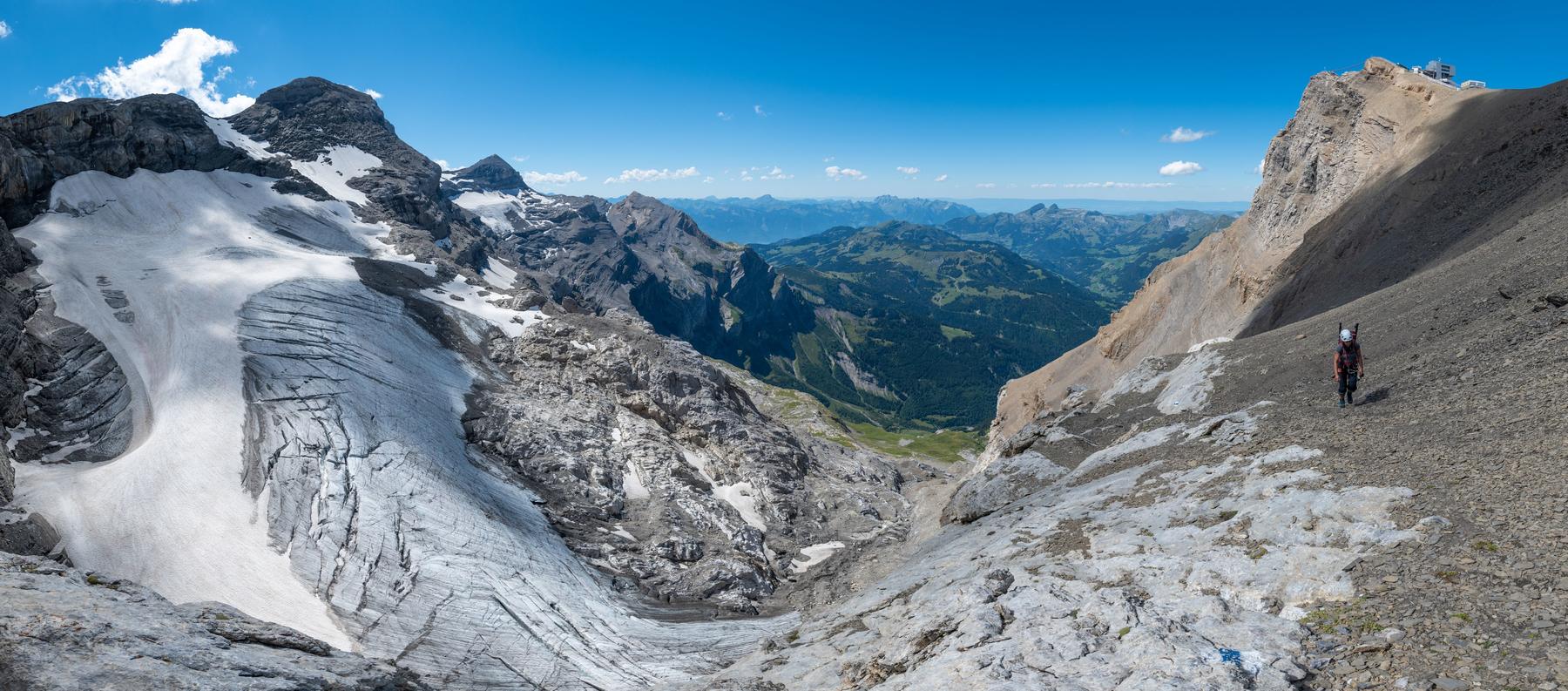 Kurz vor Erreichen des Col de Prapio: Links Sommet des Diablerets, rechts Sex Rouge mit Bergstation.