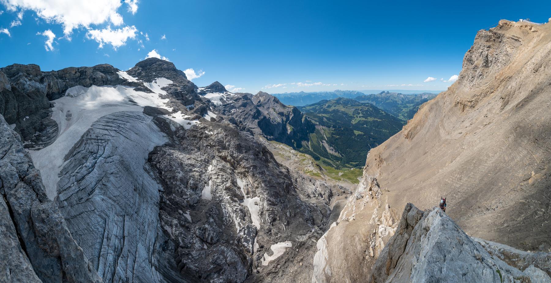 Tolles Klettersteigambiente auf der Felsrippe.