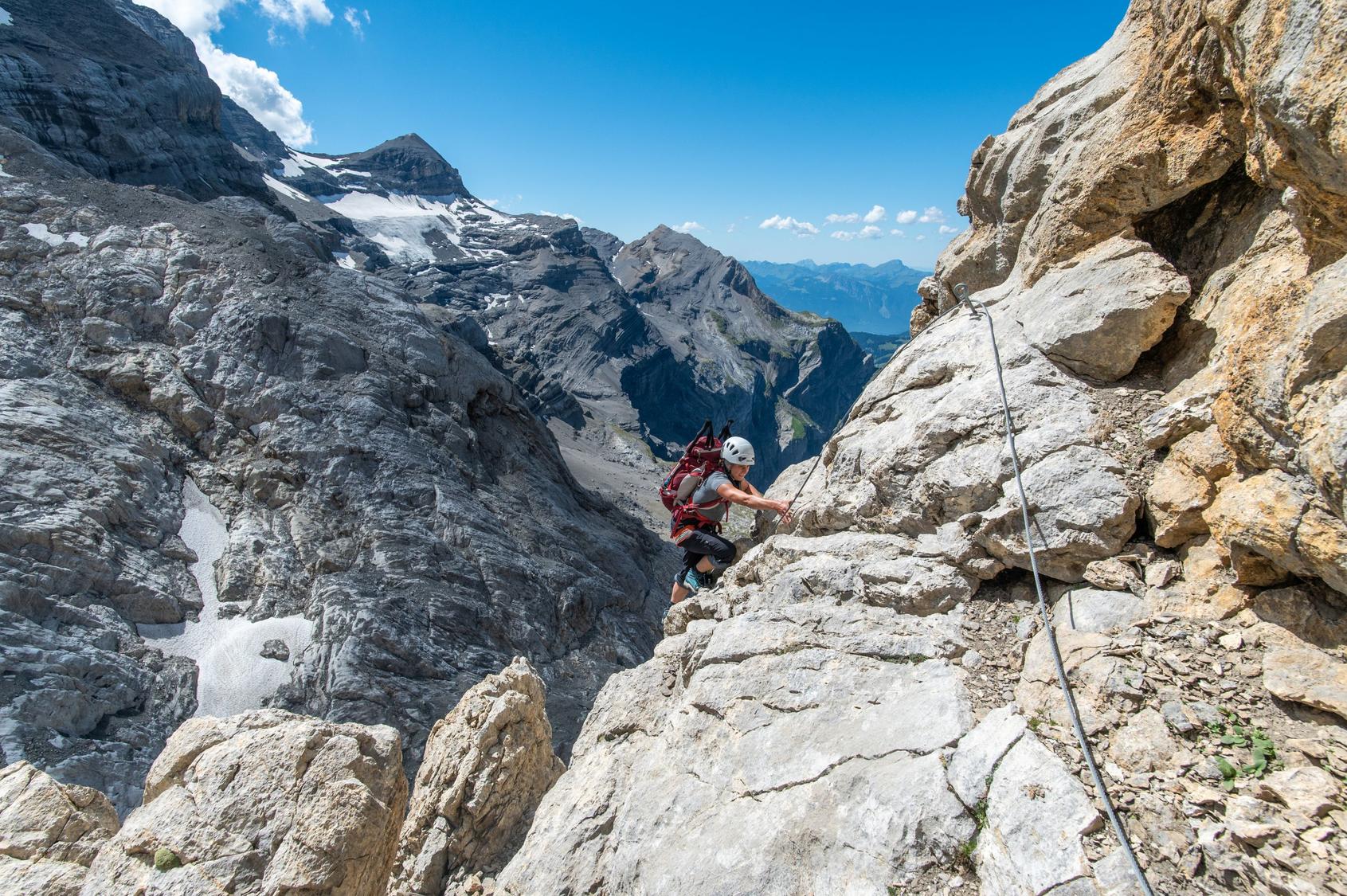 Eine nicht-englische Dame auf der Via Ferrata.