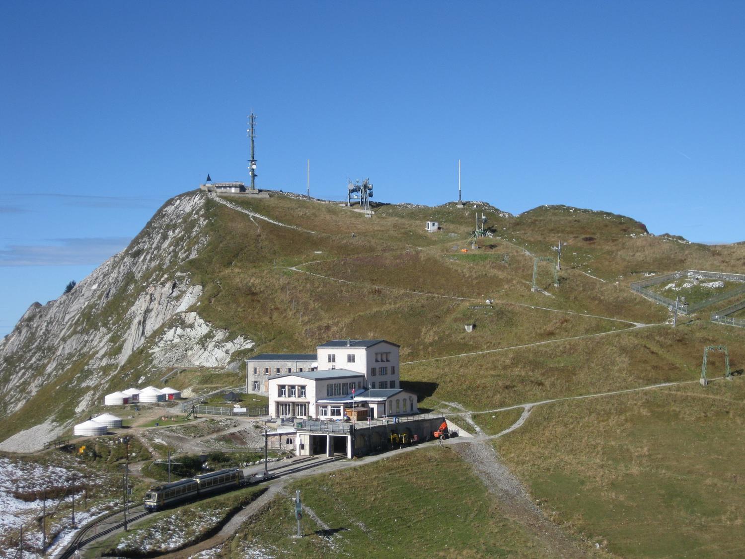 The main work of the descent is done by the railway.